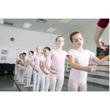 academia com aula de ballet infantil
