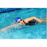 aula de natação para adolescentes